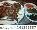 我在明洞吃了韓國菜：醃蟹（Ganjang Gejang）。 141221357