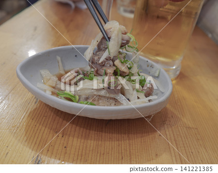 濃鬱風味與醇厚口感的完美融合:熟成雞肉配柚子醋和生啤 濃鬱風味與醇厚口感的完美融合:熟成雞肉配柚子醋和生啤 141221385