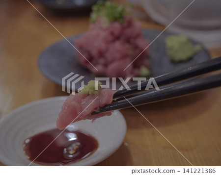 Enjoy exquisite tuna in one bite. A luxurious izakaya experience for adults. Enjoy exquisite tuna in one bite. A luxurious izakaya experience for adults. 141221386