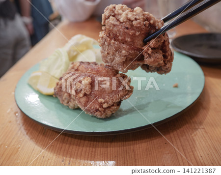 Crispy and juicy! Delicious fried chicken that will have you reaching for more. Crispy and juicy! Delicious fried chicken that will have you reaching for more. 141221387