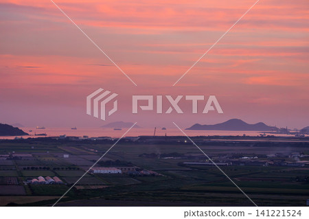 廣闊的景色,粉紅色的夕陽將大海染成一片絢麗的色彩。 廣闊的景色,粉紅色的夕陽將大海染成一片絢麗的色彩。 141221524