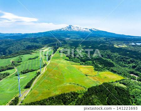 鳥海山和一座風力發電廠(秋田縣) 鳥海山和一座風力發電廠(秋田縣) 141221693