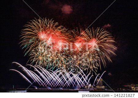 Fireworks that spread to the night sky Fireworks that spread to the night sky 141221827