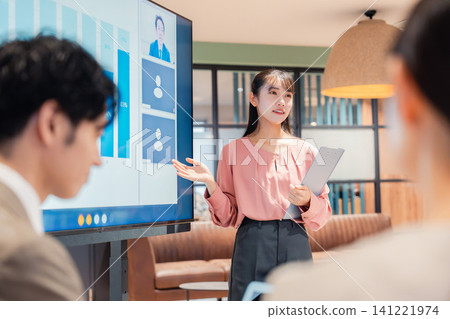 一位年輕女子正在辦公室演講。 一位年輕女子正在辦公室演講。 141221974