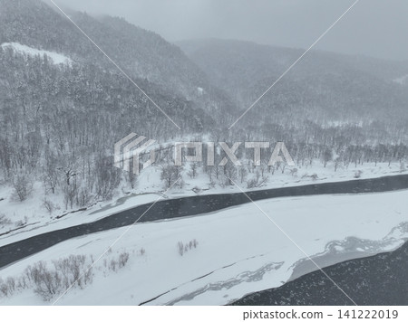 Aerial footage of the Teshio River in the depths of winter, with some parts frozen over. Aerial footage of the Teshio River in the depths of winter, with some parts frozen over. 141222019