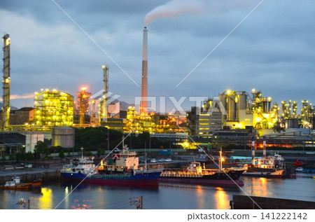 Night view of the Shunan industrial complex facing Tokuyama Bay in the Seto Inland Sea 141222142
