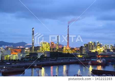 Evening view of the Shunan industrial complex facing Tokuyama Bay in the Seto Inland Sea. Evening view of the Shunan industrial complex facing Tokuyama Bay in the Seto Inland Sea. 141222283