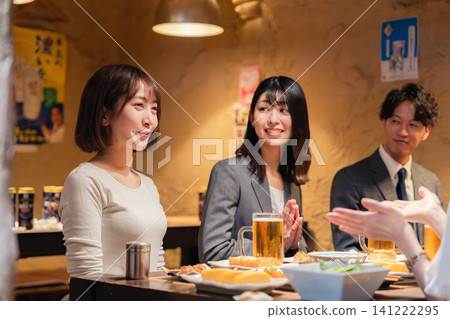 年輕的上班族在居酒屋(日本酒吧)喝酒 年輕的上班族在居酒屋(日本酒吧)喝酒 141222295