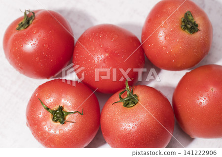 Fresh tomatoes lined up 141222906