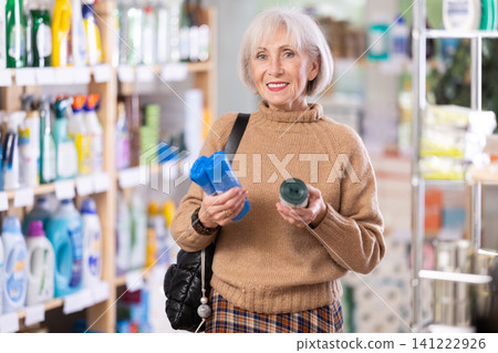customer chooses garbage bags customer chooses garbage bags 141222926