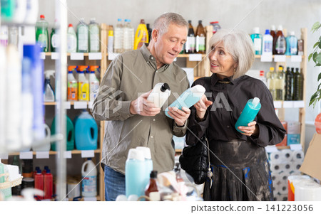 Husband and wife choose shampoo and shower gel Husband and wife choose shampoo and shower gel 141223056