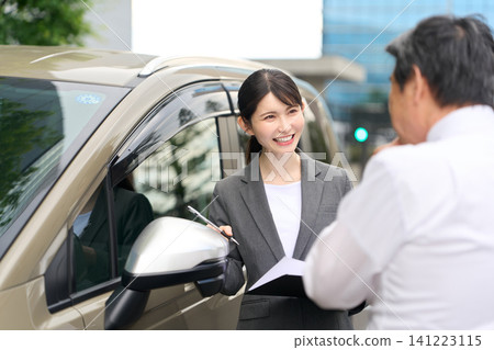 亞洲女商人出售汽車 141223115