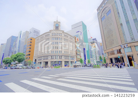 A view of the intersection at 4-chome, Ginza, Tokyo (high-key tone) A view of the intersection at 4-chome, Ginza, Tokyo (high-key tone) 141223259