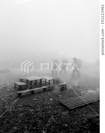 下雨天徒步旅行者 下雨天徒步旅行者 141223462