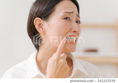 一位患有蛀牙的女士 一位患有蛀牙的女士 141223539
