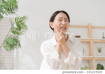 一位患有蛀牙的女士 一位患有蛀牙的女士 141223543
