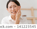 一位患有蛀牙的女士 141223545