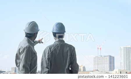 一群男工正眺望正在興建中的城市。 (關鍵字:建築、團隊合作、安全、檢查、建築、工地、建築維護、檢驗) 一群男工正眺望正在興建中的城市。 (關鍵字:建築、團隊合作、安全、檢查、建築、工地、建築維護、檢驗) 141223601