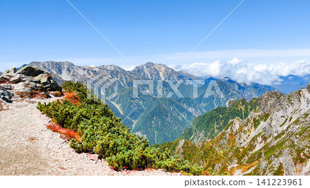 秋季攀登哈里諾基山和蓮華山(從哈里諾基山頂眺望劍山) 秋季攀登哈里諾基山和蓮華山(從哈里諾基山頂眺望劍山) 141223961