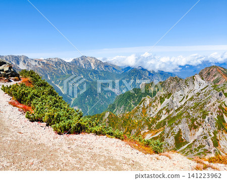 Autumn hike up Mt. Harinoki and Mt. Renge (view of Mt. Tsurugi from the summit of Mt. Harinoki) 141223962