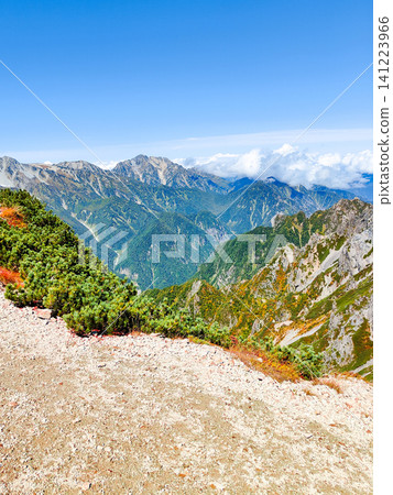 秋季攀登哈里諾基山和蓮華山(從哈里諾基山頂眺望劍山) 秋季攀登哈里諾基山和蓮華山(從哈里諾基山頂眺望劍山) 141223966