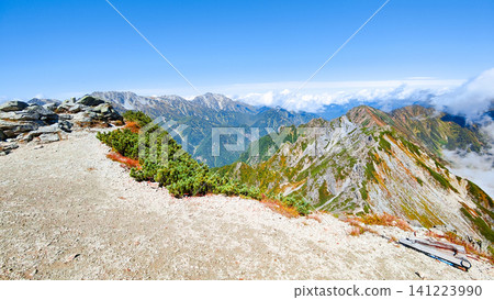 秋季攀登哈里諾基山和蓮華山(從哈里諾基山頂峰眺望劍山和須張山) 秋季攀登哈里諾基山和蓮華山(從哈里諾基山頂峰眺望劍山和須張山) 141223990