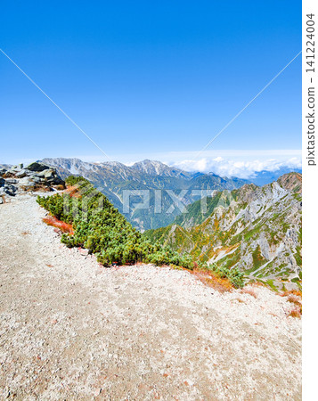 秋季徒步攀登哈里諾基山和蓮華山(從哈里諾基山頂峰眺望劍山) 秋季徒步攀登哈里諾基山和蓮華山(從哈里諾基山頂峰眺望劍山) 141224004