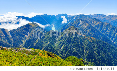 秋季攀登哈里諾基山和蓮華山(從哈里諾基山頂眺望槍岳) 秋季攀登哈里諾基山和蓮華山(從哈里諾基山頂眺望槍岳) 141224011