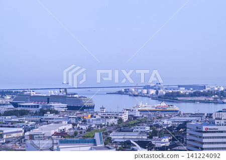 Kanazawa Port: Three cruise ships arrive simultaneously. Kanazawa Port: Three cruise ships arrive simultaneously. 141224092
