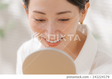 看她的在鏡子的婦女嘴 141224179