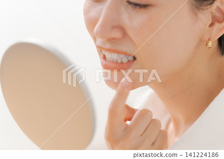 看她的在鏡子的婦女嘴 看她的在鏡子的婦女嘴 141224186