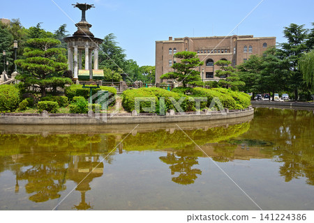 The fountain tower of Tsurumai Park and the Nagoya City Public Hall are beautifully reflected on the water's surface. The fountain tower of Tsurumai Park and the Nagoya City Public Hall are beautifully reflected on the water's surface. 141224386