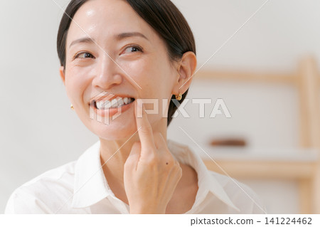 Middle-aged women taking care of their teeth Middle-aged women taking care of their teeth 141224462