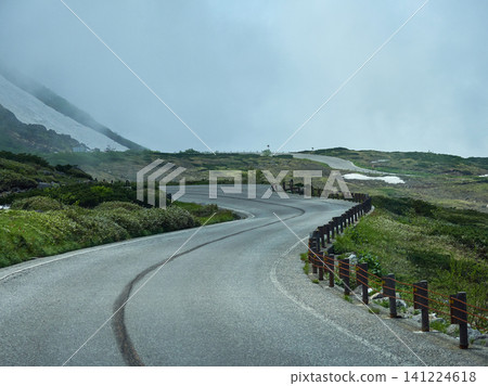 立山黑部阿爾卑斯山脈路線沿途風景優美，是熱門旅遊目的地和高山巴士路線。 141224618