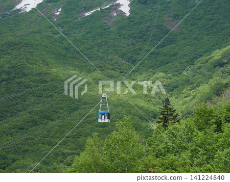 這是從館山黑部阿爾卑斯山脈路線上看到的館山索道景色,這是一個很受歡迎的旅遊景點。 這是從館山黑部阿爾卑斯山脈路線上看到的館山索道景色,這是一個很受歡迎的旅遊景點。 141224840