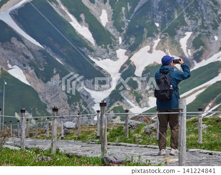 從這裡可以看到夏季熱門旅遊景點-立山黑部阿爾卑斯山脈路線上的室堂山頂的遊客,以及立山山脈的景色。 從這裡可以看到夏季熱門旅遊景點-立山黑部阿爾卑斯山脈路線上的室堂山頂的遊客,以及立山山脈的景色。 141224841