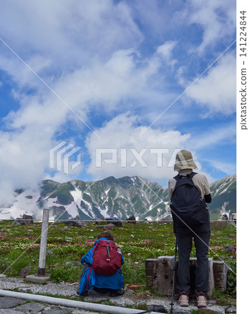 從這裡可以看到夏季熱門旅遊景點－立山黑部阿爾卑斯山脈路線上的室堂山頂的遊客，以及立山山脈的景色。 141224844