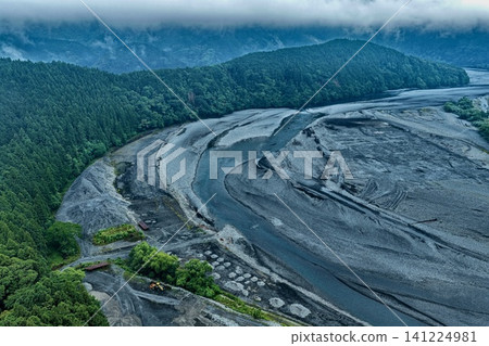 一張俯瞰靜岡縣大井川流域幽暗河床和森林的空拍照片。 一張俯瞰靜岡縣大井川流域幽暗河床和森林的空拍照片。 141224981