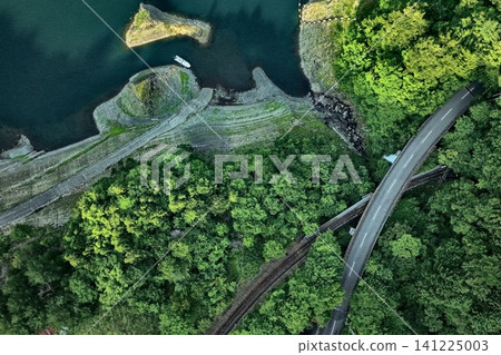An aerial photograph overlooking the shores of the Oi River and Nagashima Dam Lake, as well as the surrounding railway and roads. An aerial photograph overlooking the shores of the Oi River and Nagashima Dam Lake, as well as the surrounding railway and roads. 141225003