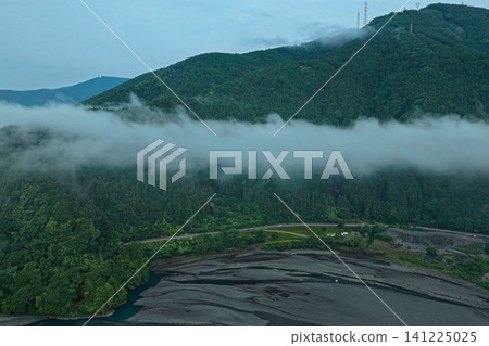 黎明時分拍攝的空拍照片，捕捉了靜岡縣大井川流域霧氣繚繞的山谷景色。 141225025