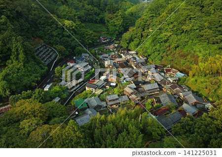 An aerial photograph showing the Utsunoya settlement in Shizuoka Prefecture, with the surrounding green mountains in the background. An aerial photograph showing the Utsunoya settlement in Shizuoka Prefecture, with the surrounding green mountains in the background. 141225031