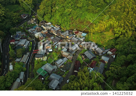An aerial photograph capturing the Utsunoya settlement in Shizuoka Prefecture, along with its lush green forest. An aerial photograph capturing the Utsunoya settlement in Shizuoka Prefecture, along with its lush green forest. 141225032