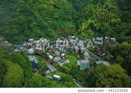 一張靜岡縣宇都谷村的空拍照片,四周環繞著青山。 一張靜岡縣宇都谷村的空拍照片,四周環繞著青山。 141225036