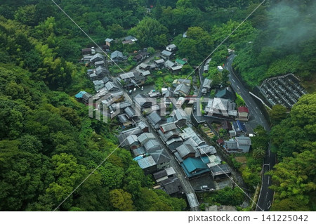 一張空拍照片顯示了靜岡縣宇都谷村,周圍環繞著鬱鬱蔥蔥的森林。 一張空拍照片顯示了靜岡縣宇都谷村,周圍環繞著鬱鬱蔥蔥的森林。 141225042