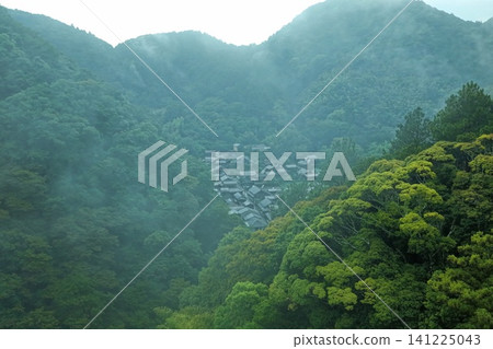 從山區拍攝的靜岡縣宇都谷村的空拍照片。 從山區拍攝的靜岡縣宇都谷村的空拍照片。 141225043