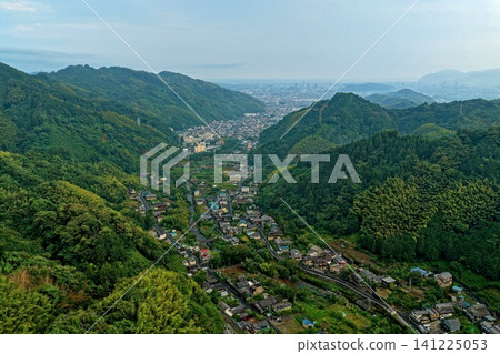 一張空拍照片,展現了靜岡市的一個山村以及遠處的城市景色。 一張空拍照片,展現了靜岡市的一個山村以及遠處的城市景色。 141225053