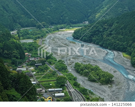 Aerial photograph capturing the gravel riverbed and mountain settlements of the Abe River Valley in Shizuoka Prefecture. Aerial photograph capturing the gravel riverbed and mountain settlements of the Abe River Valley in Shizuoka Prefecture. 141225066