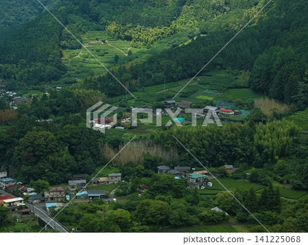空拍照片展現了靜岡縣安倍川沿岸的山村和茶園。 空拍照片展現了靜岡縣安倍川沿岸的山村和茶園。 141225068