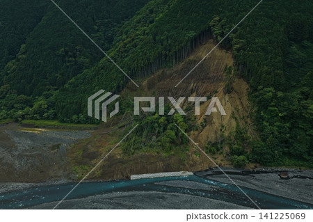 空拍照片顯示,靜岡縣安倍川沿岸山坡發生山崩(懸崖崩塌)。 空拍照片顯示,靜岡縣安倍川沿岸山坡發生山崩(懸崖崩塌)。 141225069