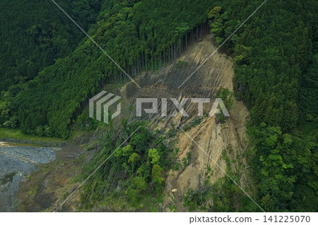 從傾斜角度拍攝的空拍照片顯示了靜岡縣安倍川沿岸的滑坡現場。 從傾斜角度拍攝的空拍照片顯示了靜岡縣安倍川沿岸的滑坡現場。 141225070